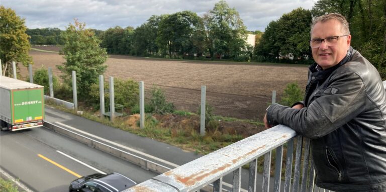 CDU-Politiker Uwe Göddenhenrich kritisiert die Verzögerungen beim Bau der neuen Lärmschutzwand an der Autobahn 43. Von der alten Wand stehen nur noch die Pfeiler. Die Nonnenbusch-Siedlung ist vor dem Krach nicht mehr geschützt.