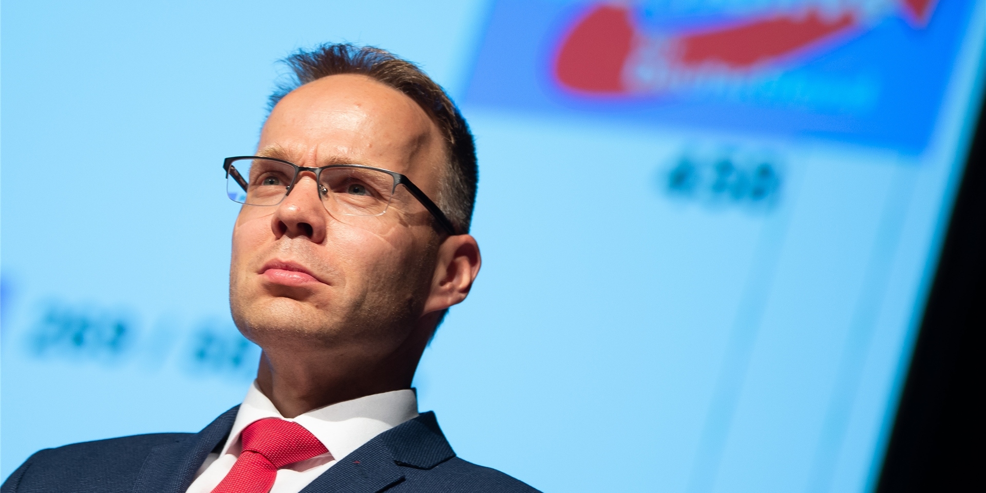 Christian Blex, Landtagsabgeordneter der NRW-AfD, steht auf einem Podium.