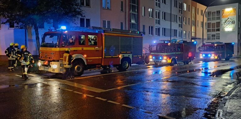 Die ehrenamtlichen Löschzüge sicherten auf der Gräwenkolkstraße und Bahnhofstraße.