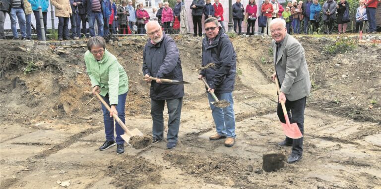 Mechthild Steinbrock, Dr. Hermann Geldmann, Pastor Dr. Carsten Roeger und Vize-Bürgermeister Klaus Beie nehmen den ersten Spatenstich am neuen Haus der Begegnung vor.