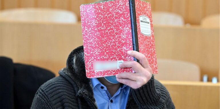 Der Angeklagte im Prozess um eine mutmaßliche Kindesentführung wartet im Amtsgericht auf den Beginn der Verhandlung.