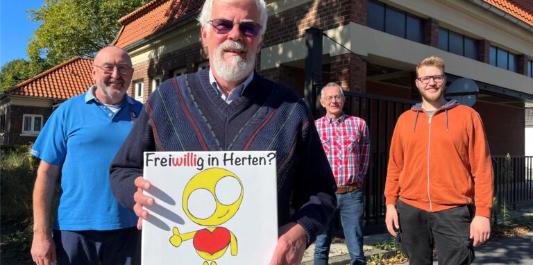 Dr. Karl Ott hält das Werbebild für die Freiwilligenagentur in Herten mit Maskottchen Willi in der Hand.