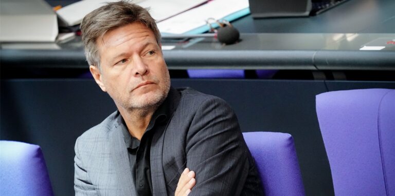 Robert Habeck (Bündnis 90/Die Grünen), Bundesminister für Wirtschaft und Klimaschutz, nimmt an der Sitzung des Bundestags teil.