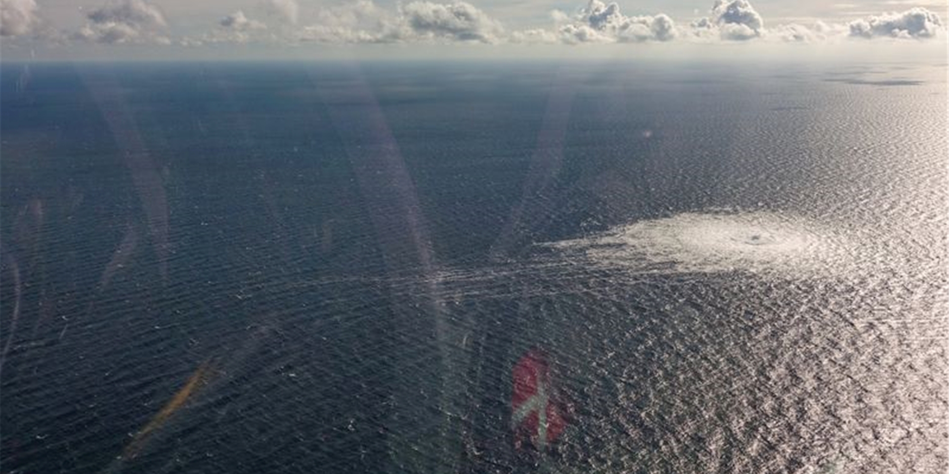 Das vom dänischen Verteidigungskommando zur Verfügung gestellte Foto zeigt das Nord-Stream 2-Gasleck in der Nähe von Bornholm aus der Luft.