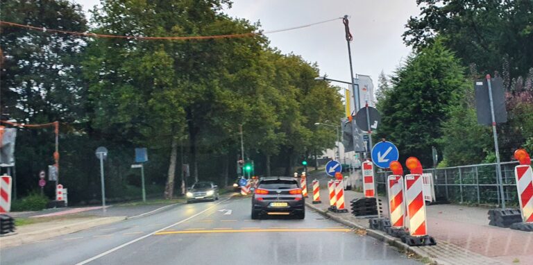 Die Absperrungen an der Straße „Über den Knöchel“ sind bereits vorbereitet. Durch die Baustelle fällt eine Fahrspur weg.