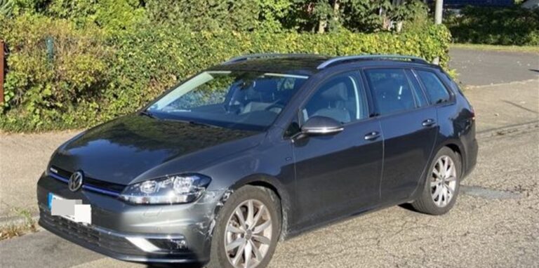 Ein VW Golf steht am Rand der Straße „Im Sauerfeld“ in Waltrop, an der Fahrerseite sind vorne Schrammen zu sehen.