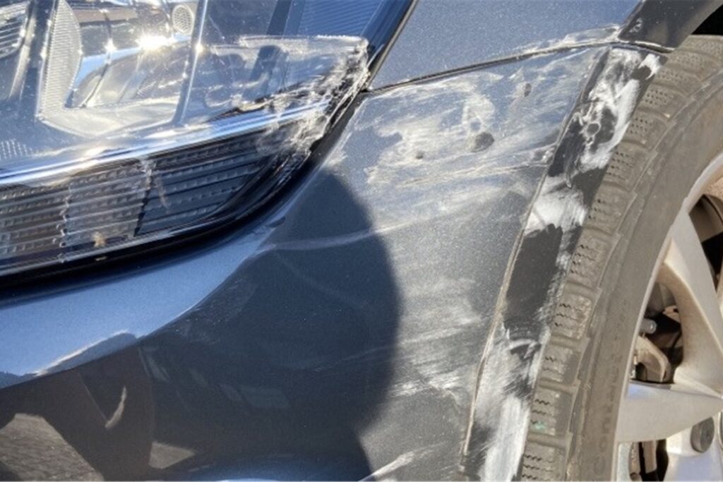 Schrammen an der linken Vorderseite eines grauen VW Golfs Schrammen an der linken Vorderseite eines grauen VW Golfs