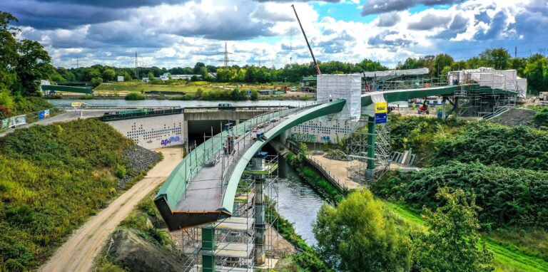 Der Sprung über die Emscher Ende September 2022: Die Brücke wird nun immer deutlicher sichtbar.