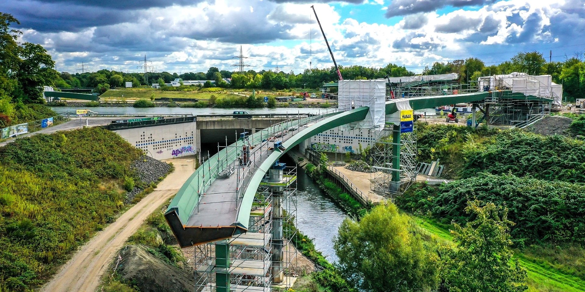 Der Sprung über die Emscher Ende September 2022: Die Brücke wird nun immer deutlicher sichtbar.