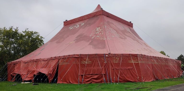 Auf der Wiese neben der Europahalle ist in den vergangenen Tagen dieses Zelt aufgebaut worden. Aber ein Zirkus steckt nicht dahinter.