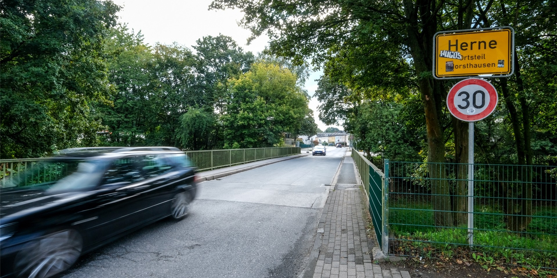 Ein Auto fährt über eine Brücke.
