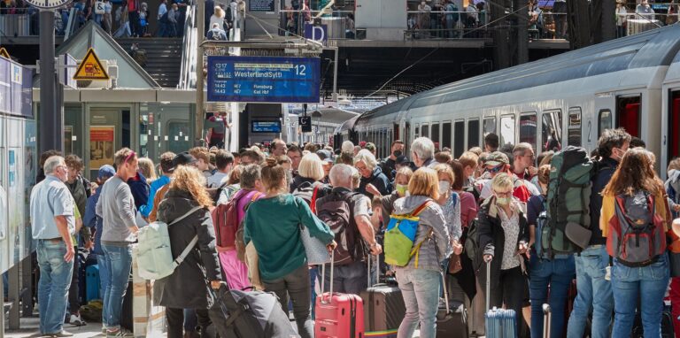 Viele Reisende warten auf einem Bahnsteig im Hauptbahnhof vor einem IC – Zug mit Richtung Westerland (Sylt).
