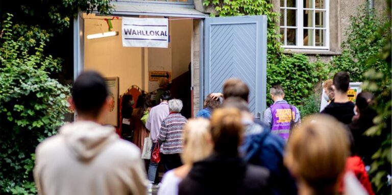 Wähler warten am 26. September 2021 im Berliner Stadtteil Prenzlauer Berg in einer langen Schlange vor einem Wahllokal.
