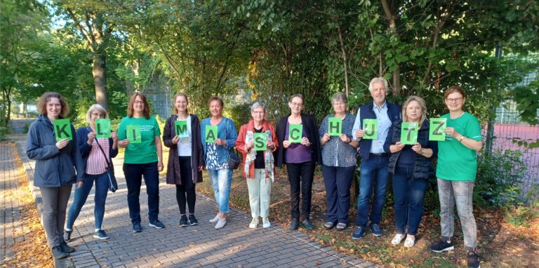 Bei einem Treffen der Bürgerinitiative an der Backumer Straße entstand Anfang September dieses Foto. Die Buchstaben-Tafeln zeigen das Wort Klimaschutz.