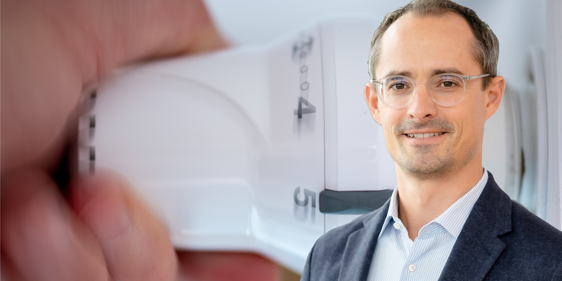 Die Montage zeigt links eine Nahaufnahme einer Hand, die ein Thermostat bedient, rechts Gregor Boldt, Pressesprecher des Wohnungsanbieters Vivawest.