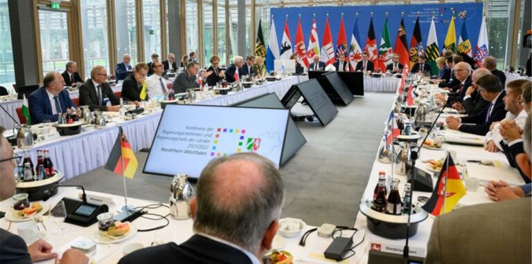 Die Regierungschefs der Länder bei der Ministerpräsidentenkonferenz in Berlin.