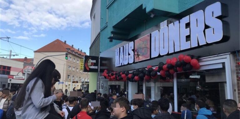 Bei der Eröffnung am Dienstag (20.9.) kam es zu einem großen Ansturm auf den Imbiss „Haus des Döners“ in Dortmund.