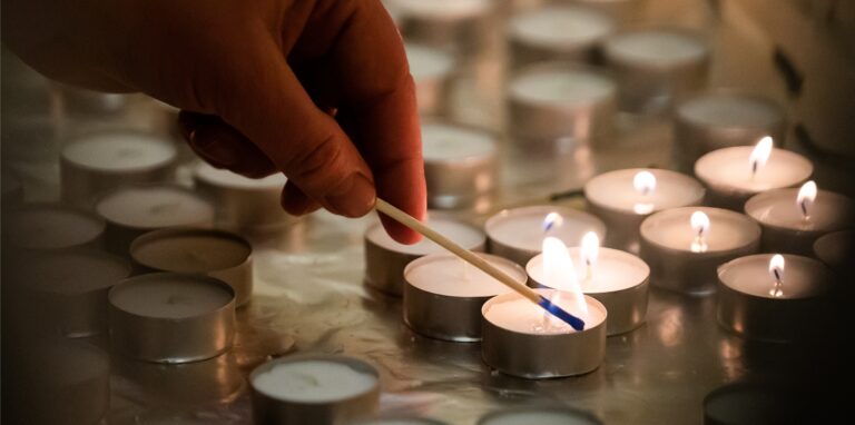Eine Kerze wird zu Beginn des Pessach-Fests im Jüdischen Bildungszentrum Chabad Lubawitsch Berlin angezündet.