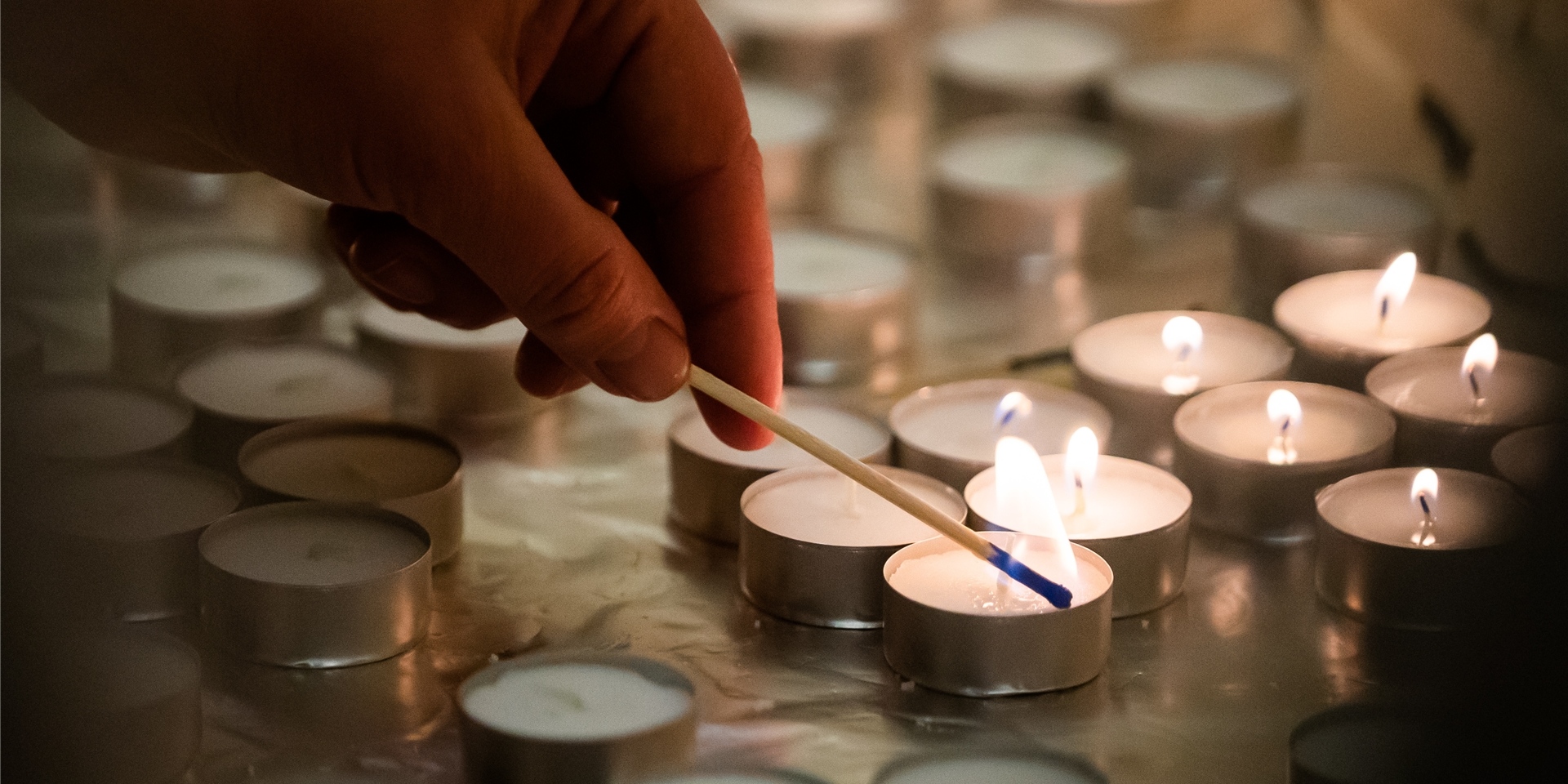 Eine Kerze wird zu Beginn des Pessach-Fests im Jüdischen Bildungszentrum Chabad Lubawitsch Berlin angezündet.