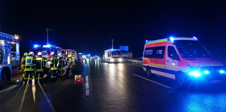 35 Einsatzkräfte der Feuerwehr Castrop-Rauxel, zahlreiche Polizeibeamte und Rettungskräfte waren am Mittwochmorgen nach einem Unfall auf der A2 im Einsatz.