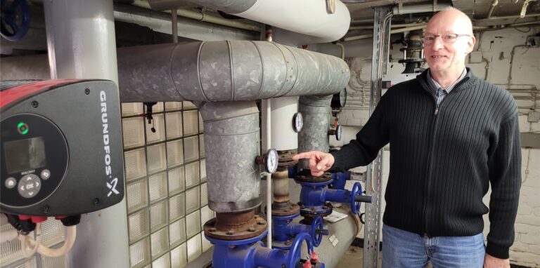 Elektro-Ingenieur Hans Vollmerig steuert im Rathaus-Keller die Heizungsanlage für die meisten Gebäude der Stadt Oer-Erkenschwick.