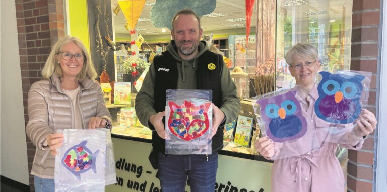 Nicole Moenikes, Mirko Ruschmeyer und Angelika Tadsen vom Stadtmarketingverein präsentieren im Herbst 2021 die Laternen der Kita-Kinder, die die Innenstadt in der dunklen Jahreszeit schmückten.
