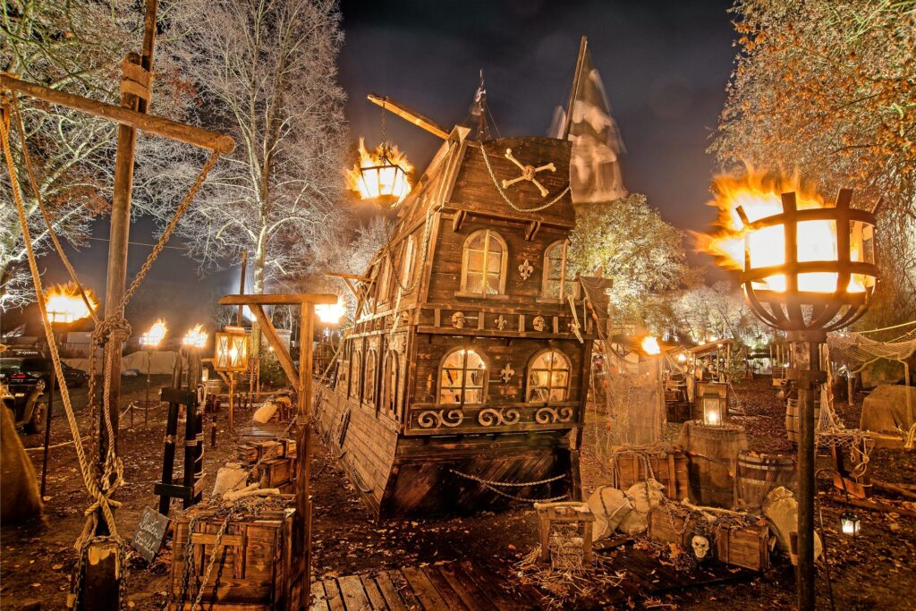 Ein von hunderten Fackeln beleuchtetes Piratenlager inklusive Schiff ist nur eine der Themenwelten auf dem Weihnachtsmarkt. (Archivbild)