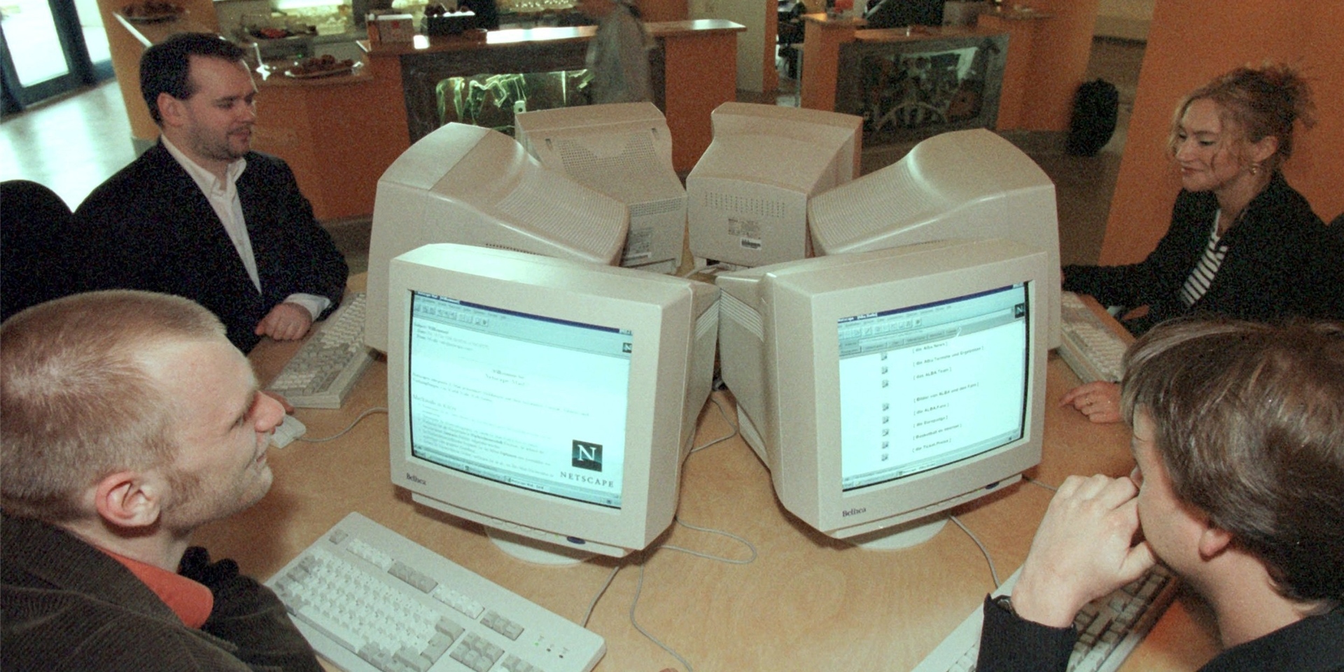 Im Internet-Cafe „le bit“ in Leipzig surfen auf dem Archivbild vom 29. April 1997 Computerfreaks.