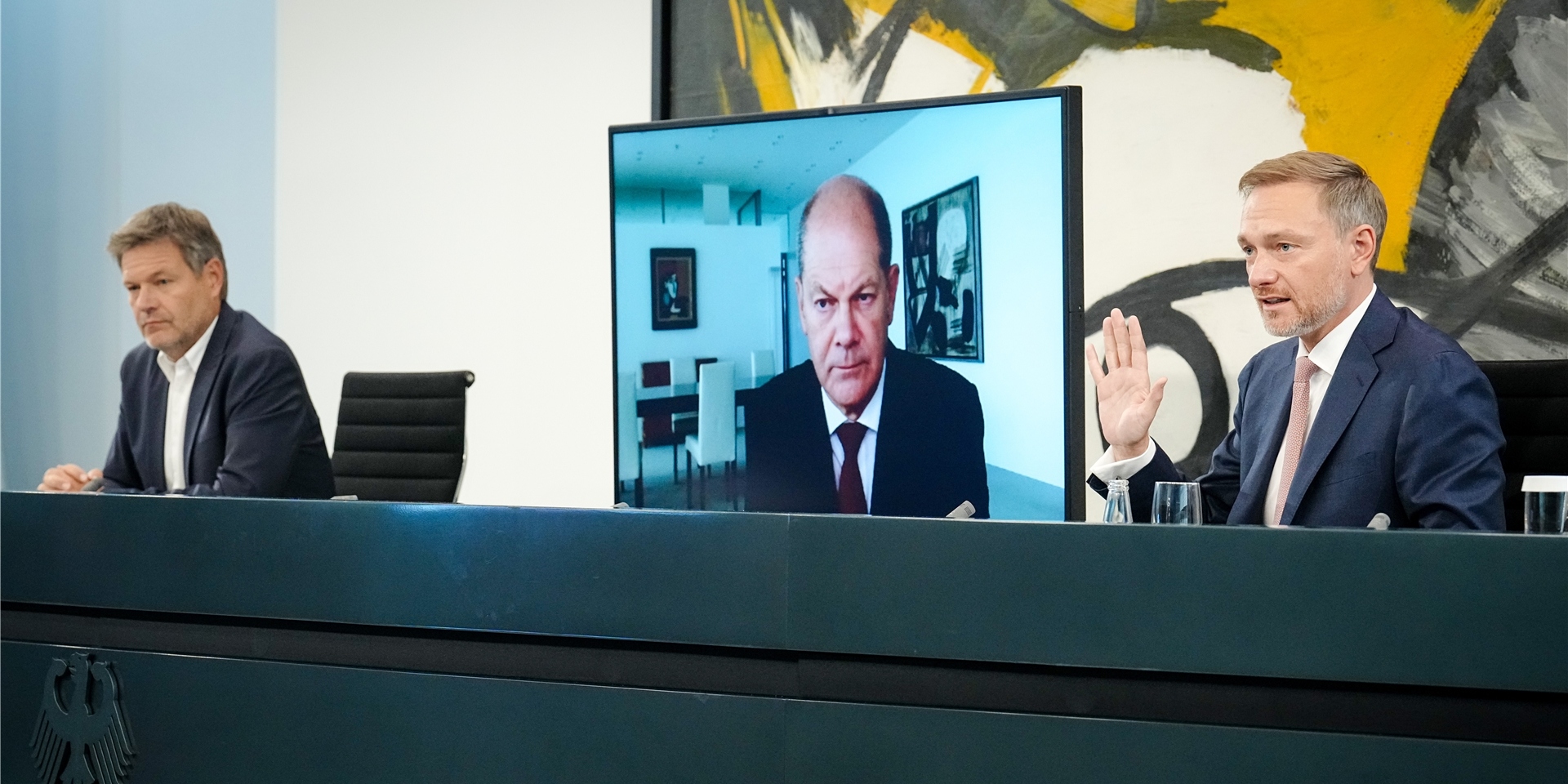 Robert Habeck (Bündnis 90/Die Grünen, l-r), Bundesminister für Wirtschaft und Klimaschutz, Bundeskanzler Olaf Scholz (SPD, Monitor) und Christian Lindner (FDP), Bundesminister der Finanzen, stellen Pläne der Bundesregierung zur Energieversorgung und Preisbegrenzung für Gas vor.