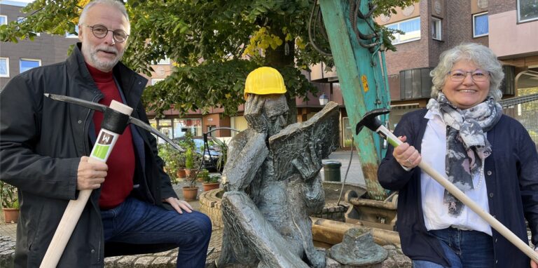 Stadtbaurätin Janine Feldmann (rechts) und Bürgermeister Matthias Müller stehen am Place d’Arras in Herten neben der Skulptur „Der Lesende“.