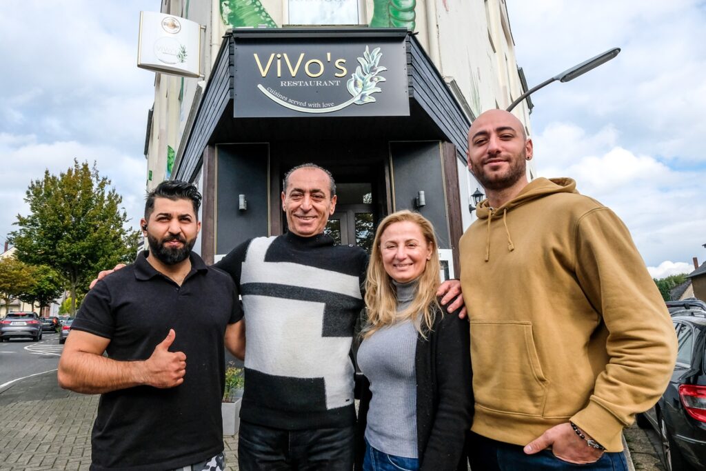 Drei Männer und eine Frau stehen vor dem Eingang eines syrischen Restaurants in Recklinghausen. Drei Männer und eine Frau stehen vor dem Eingang eines syrischen Restaurants in Recklinghausen.