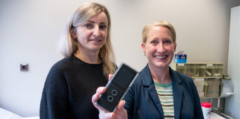Nataliya Haas, Mitarbeiterin einer Oer-Erkenschwicker Apothekerin, und Inga Dopatka mit dem „Vasco Tranlator“.