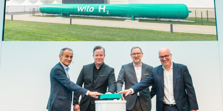 Schneider-Electric-CEO Jean-Pascal Tricoire, Wilo-CEO Oliver Hermes, Wilo-CTO Georg Weber und Christophe De Maistre von Schneider Electric eröffnen das „H2-Powerplant“.