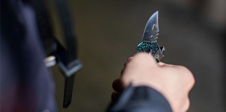 Eine Hand hält ein Messer.