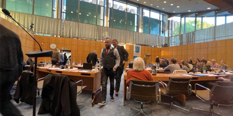 Beim Thema Sanierung des Stadtmittelpunktes kam es zu einem Eklat im Ratssaal. Die CDU, FDP, FWI, Linken und die Partei verließen die Sitzung während einer Abstimmung. Aus Protest gegen das Vorgehen der Stadtverwaltung.