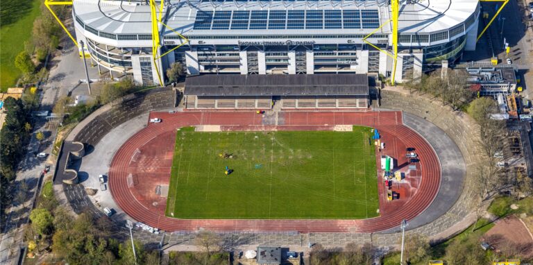 Eine Luftaufnahme vom Stadion Rote Erde.