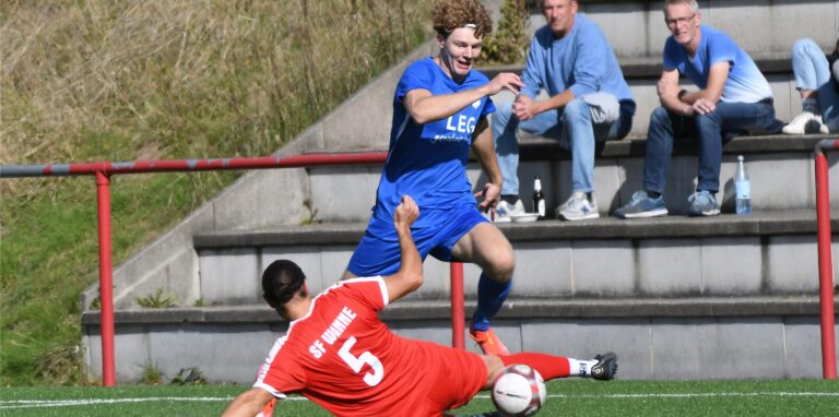 Der SuS Merklinde (blaue Trikots) aus der Kreisliga A bot in der zweiten Kreispokalrunde dem Westfalenligisten SV Sodingen Paroli.