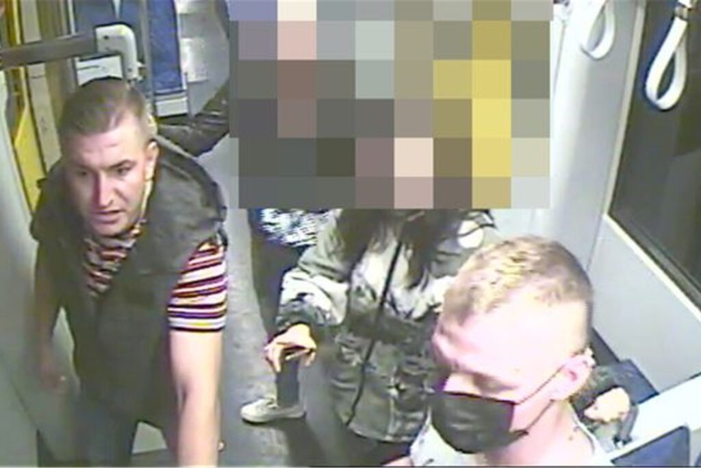 Die Polizei Essen hat Bilder der Überwachungskameras in der Straßenbahn veröffentlicht, um nach den beiden Tatverdächtigen zu suchen.