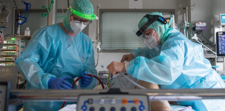 Intensiv-Pflegekräfte versorgen einen schwer an Corona erkrankten Patienten auf der Intensivstation eines Klinikums.
