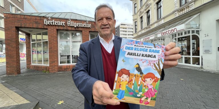 Buchautor Bahattan Gemici aus Herten hält vor dem Pavillon der Hertener Allgemeinen sein neues Kinderbuch in der Hand.