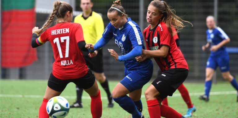 Hertens Laura Kulla (17) und Nora Strock nehmen Horsthausens Nadine Kirsch in die Zange. Gegen den SC Drolshagen soll dabei auch wieder etwas Zählbares herausspringen.