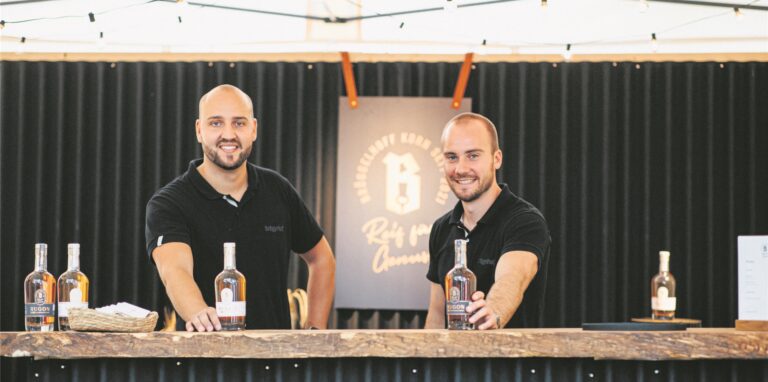 Fabian Bröggelhoff und Jens Benthaus präsentieren ihren Roggenkorn.