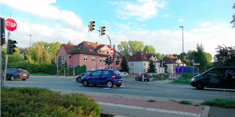 Zahlreiche Autos befahren die Kreuzung Gelsenkirchener Straße/Ewaldstraße in Herten-Süd.