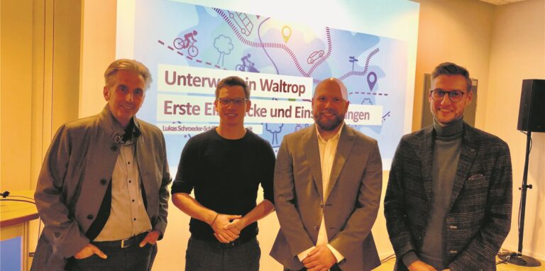 Stefan Hüpel (Vestische) sowie Thomas Weber, Lukas Schroeder-Schilling und Dennis Jaquet vom Dortmunder Büro „planersocietät“ beim „Mobilitätsforum“ in der Stadthalle.