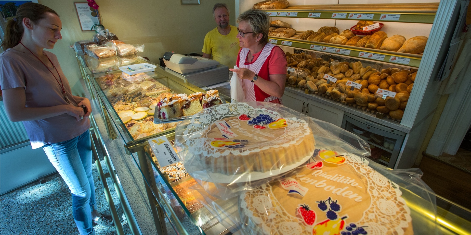 Verkäuferin mit Kundin in einer Bäckerei