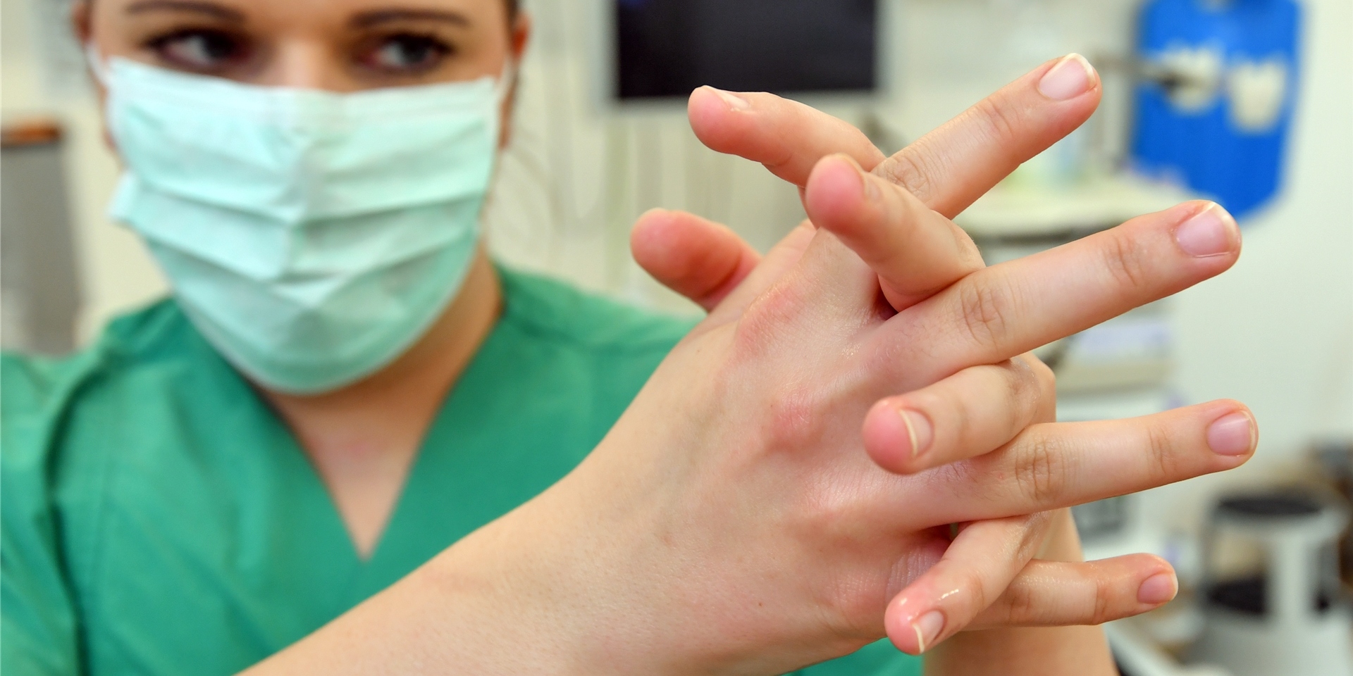 Eine Krankenschwester reinigt sich ihre Hände mit einem Desinfektionsmittel – zum Schutz auch vor MRSA-Infektionen.