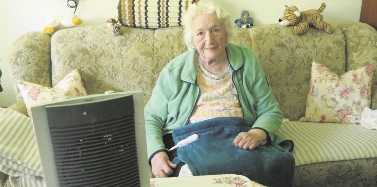 Trotz Heizlüfter und Decke wird es in Renate Ramas Wohnung nicht warm.