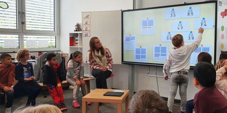 Mathe-Unterricht in der Martinischule: An der digitalen Tafel löst ein Kind Aufgaben.
