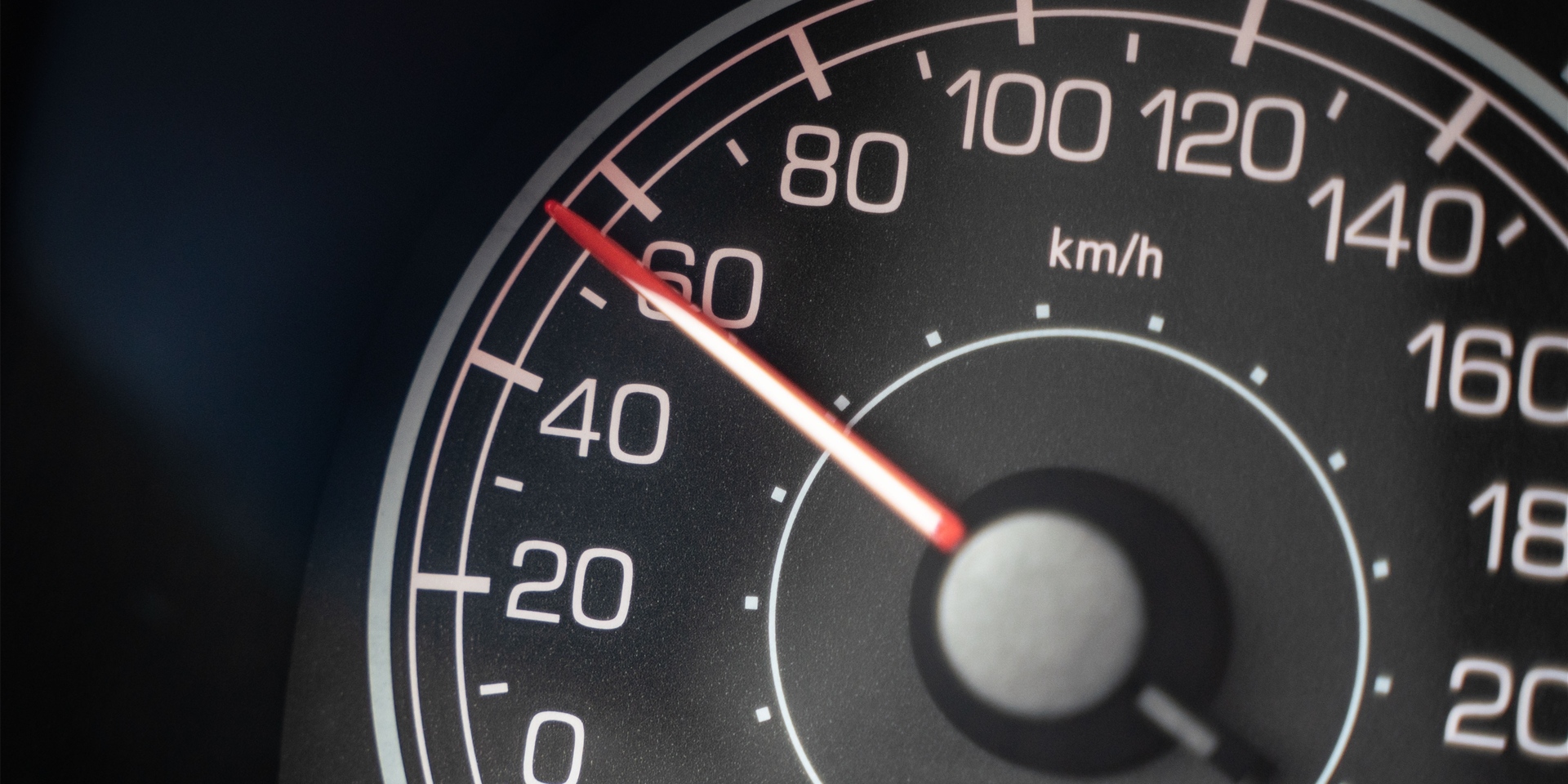 Ein Tachometer in einem Auto zeigt knapp über 50 Stundenkilometer an.