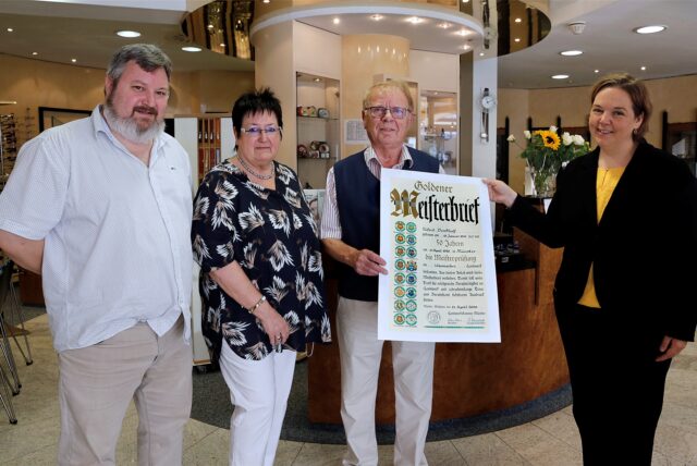 Katharina Semmler, Leiterin des Ausbildungszentrums der Handwerkskammer Münster überreichte Alfred Benkhoff den Goldenen Meisterbrief, den er zusammen mit seiner Frau Magdalene und Sohn Mark entgegennahm
